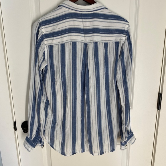 WOMANS MEDIUM LUCKY BRAND BUTTON UP BLOUSE BLUE STRIPED, COOL BEACHY COMFORTABLE - Picture 2 of 6